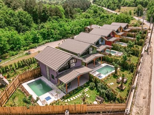 <p>Tatil için Sapanca'da kiralık bungalov mı arıyorsunuz?<br>Sapanca Forbest Bungalov evleri ile sizlere doğanın içinde eşsiz bir konaklama hizmeti veriyor.<br><br>Kış aylarında ya da yaz aylarından istediğiniz mevsimde, Sapanca'da bungalov ev kiralamak ve bungalov evde tatil yapmak istediğinizde adres Sapanca Forbest Bungalov.<br> </p><p>Kiralık bungalovlarımızda ihtiyacınız olan her detayı düşündük ve sizler için özenle hazırladık.<br> </p><p>Bungalov ev kiralamak sizlere yepyeni bir tatil bir deneyimi yaşama fırsatı sağlar. Bize göre tatil dinlenmek içindir, bu sebeple beton ve klasik yapılarda konaklamak yerine bungalov evleri tercih etmeniz çok daha iyi bir tatil planı olacaktır.</p>